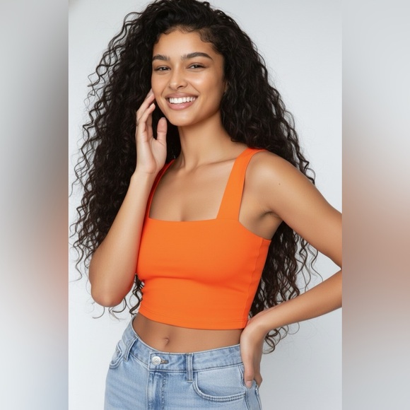 Square-Neck Essential Crop Top - Picture 13 of 14